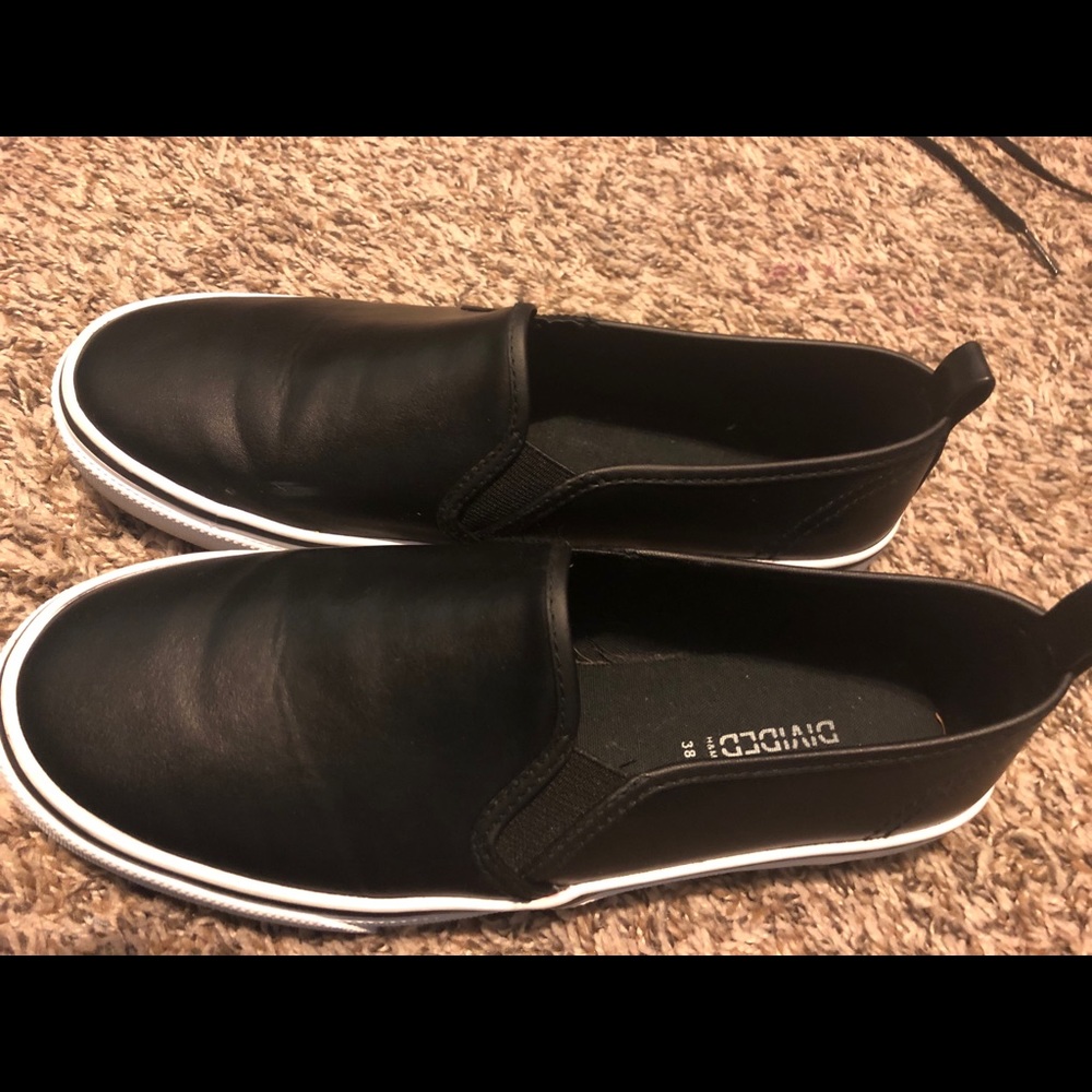 H&M Divided Black Slip-on
